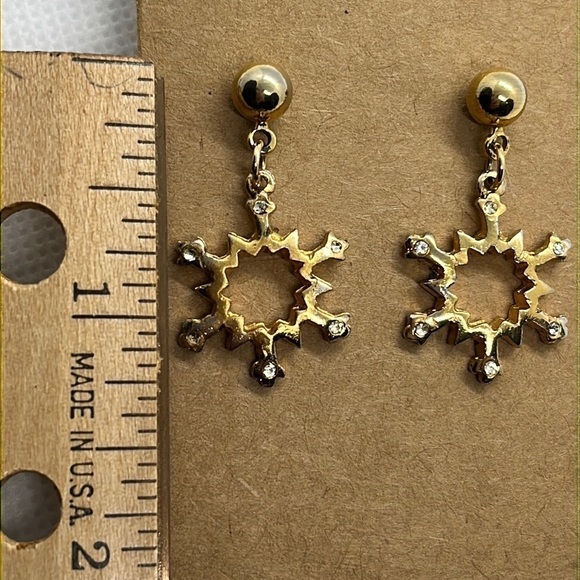 Women's Earrings Gold Tone Dangle Snowflake Post Back Christmas Holidays Festive - Picture 3 of 3
